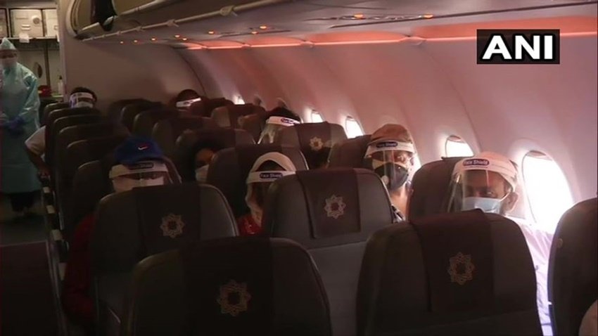 दिल्ली एयरपोर्ट से सुबह 4:45 पर पुणे के लिए पहली फ्लाइट रवाना हुई। वहीं मुंबई एयरपोर्ट से सुबह 6:45 पर पहली फ्लाइट पटना के लिए रवाना हुई।