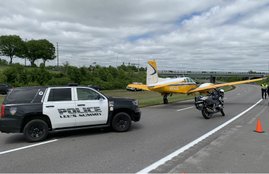 Flight Crash Video, Flight Emergency Landing on Highway, Flight Engine Failure Video, Plane Lands on Highway Video, Flight Engine Failure Video, Flight Lands on Missourie Highway, Pakistan Flight Crash Video