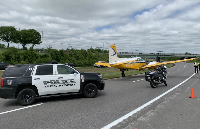 Flight Crash Video, Flight Emergency Landing on Highway, Flight Engine Failure Video, Plane Lands on Highway Video, Flight Engine Failure Video, Flight Lands on Missourie Highway, Pakistan Flight Crash Video