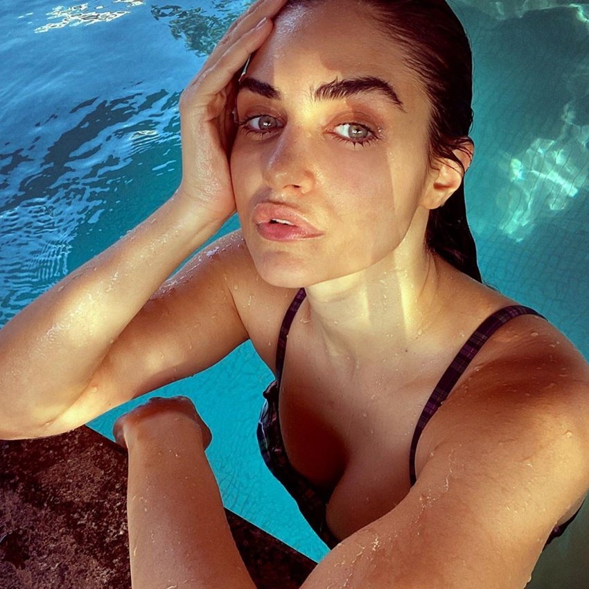 आमतौर पर ट्रोल्स को इग्नोर करने वालीं गैब्रिएला डेमेट्रिएड्स इस बार शांत नहीं रहीं। उन्होंने ट्रोल करने वालों को उन्हीं के अंदाज में चुप कराया।