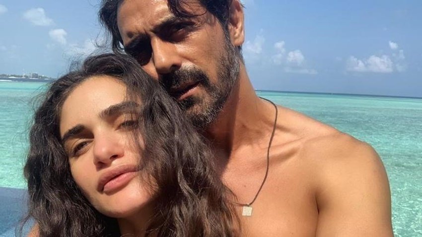 बता दें कि बॉलीवुड एक्टर अर्जुन रामपाल अपनी पत्नी से तलाक के बाद से ही गैब्रिएला के साथ रिलेशनशिप में हैं। पिछले साल गैब्रिएला ने अर्जुन के बेटे को जन्म दिया है।