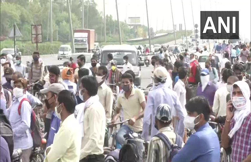 दिल्ली-हरियाणा बॉर्डर सील होने के बाद शुक्रवार को गुरुग्राम सीमा पर सैकड़ों की संख्या में लोग जुट गए। (फोटो- एएनआई)