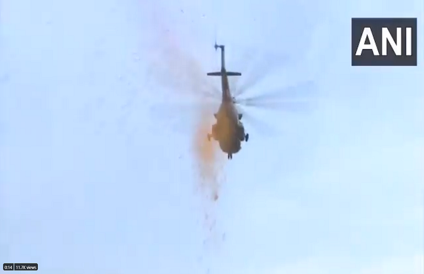 वायुसेना के हेलिकॉप्टर से पुलिस वॉर मेमोरियल पर बरसाए गए फूल। (फोटो- एएनआई)