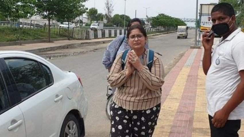 हरियाणा काडर की आईएएस रानी नागर ने 4 मई 2020 को इस्तीफा दे दिया। हालांकि राज्य के सीएम मनोहर लाल खट्टर ने उनका इस्तीफा अभी तक मंजूर नहीं किया है। रानी ने इस्तीफे की वजह पर्याप्त सुरक्षा ना मिलने को बताते हुए ट्वीट किया था। उन्होंने अपने इस्तीफे की जानकारी भी ट्वीट कर दी थी। (Photo: Rani Nagar Twitter)