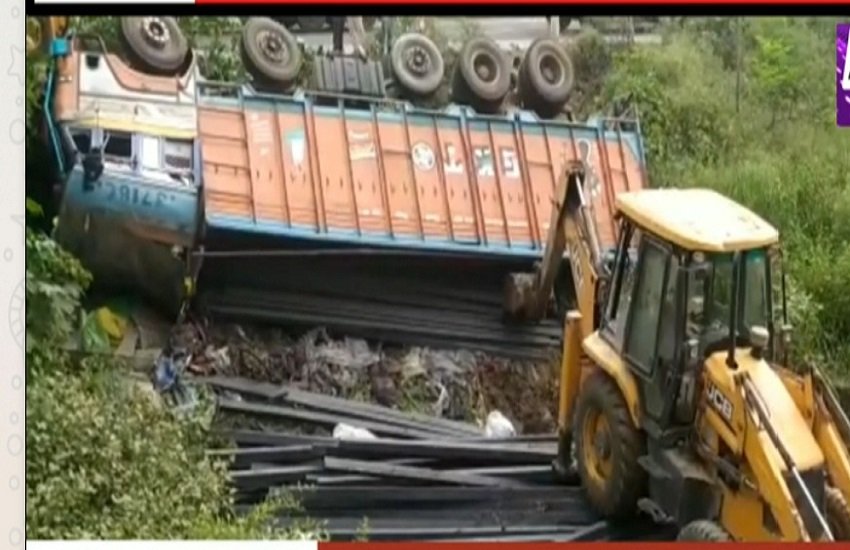 नतीजतन ट्रक पर सवार नौ मजदूरों की दबने से मौके पर ही मौतें हो गई।  नतीजतन ट्रक पर सवार नौ मजदूरों की दबने से मौके पर ही मौतें हो गई।