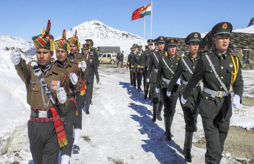 भारत-चीन के सैनिक पिछले एक हफ्ते से लद्दाख से लगी 
LAC पर आमने-सामने हैं। 