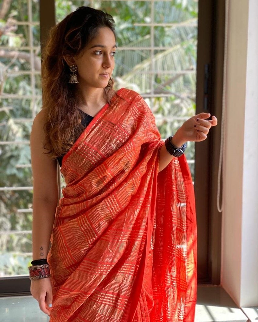 अकसर वेस्टर्न ड्रेस में नजर आने वालीं ईरा खान साड़ी में बेहद खूबसूरत लग रही हैं।