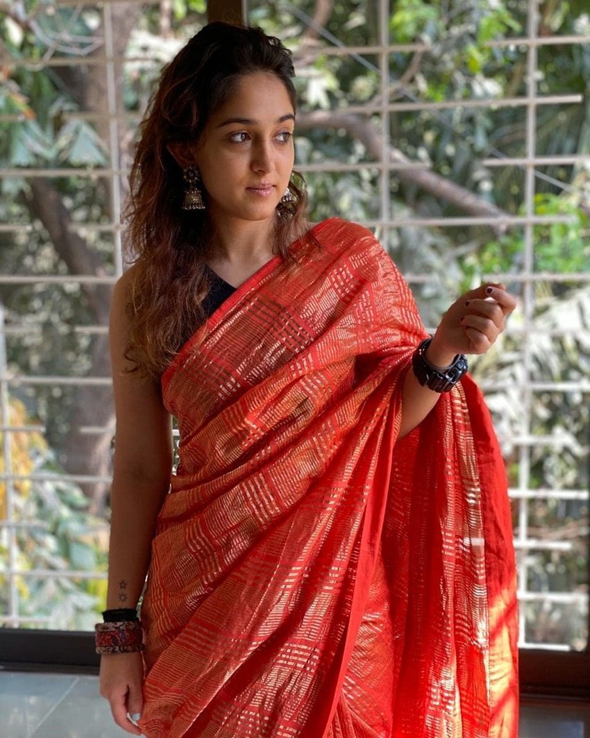 ईरा की इन तस्वीरों पर उनकी कजिन जैन मैरी ने सवाल किया कि, 'क्या यह वही साड़ी है जो किरण आंटी ने तुम्हें दी थी? यह गॉरजियस है।'