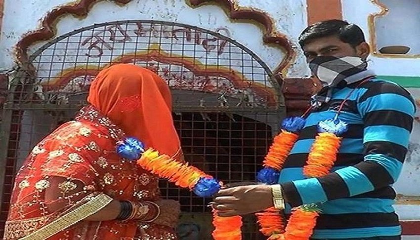 अगले दिन युवक लड़की और अपने मां-बाप को लेकर गांव के ही मंदिर पहुंचा और शादी रचा ली। फूलों की माला नहीं मिली तो दोनों ने प्लास्टिक की माला एक दूसरे को पहनाई औऱ शादी की औपचारिकता पूरी की।