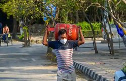 लॉकडाउन के बीच LPG ग्राहकों को राहत! गैर-सब्सिडी वाले सिलेंडरों के घटे दाम, दिल्ली में 162.50 रुपए सस्ता तो मुंबई में 135.5 रुपए कम में मिलेगी गैस