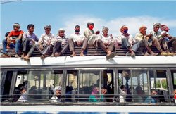 पनपने वाला है बड़ा श्रमिक संकट? बेबस मजदूरों के पलायन से घबराईं सरकारें, गुजारिश कर बोलीं- चालू हो रहे काम, न लौटें घर