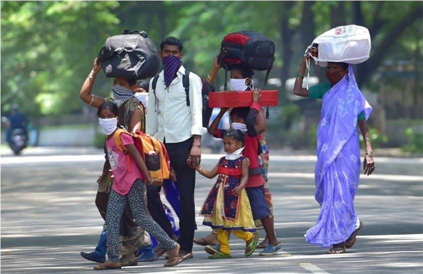 कोरोना संकट, लॉकडाउन के दौरान साधन-सवारी न मिलने पर कई लोग यूं सपरिवार सामान लेकर गृह राज्यों को पैदल ही रवाना हुए हैं। (फोटोः पीटीआई)