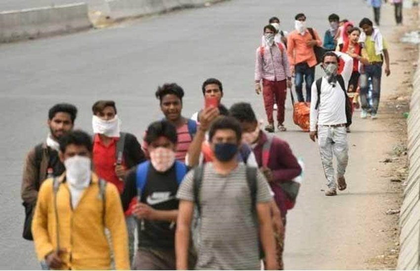 पैदल ही सफल तय करते मजदूर। (फोटो- एक्सप्रेस)