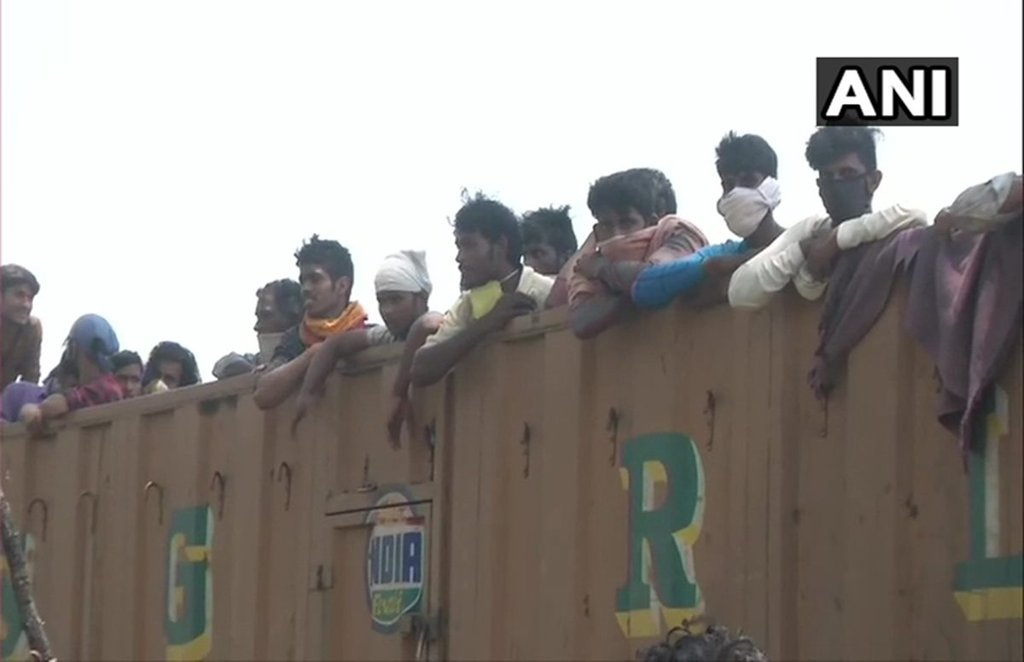 ना मजदूरों का पलायन थम रहा है ना सड़क हादसों की संख्या। बस, ट्रक या फिर पैदल चल रहे प्रवासी अमूमन हर दिन देश के किसी ना किसी हिस्से में हादसे का शिकार हो रहे हैं। यह तस्वीर नागपुर की है जहां मजदूर ट्रक में भरकर घर पर सफर के लिए निकल रहे हैं। (फोटो सोर्स - ANI)