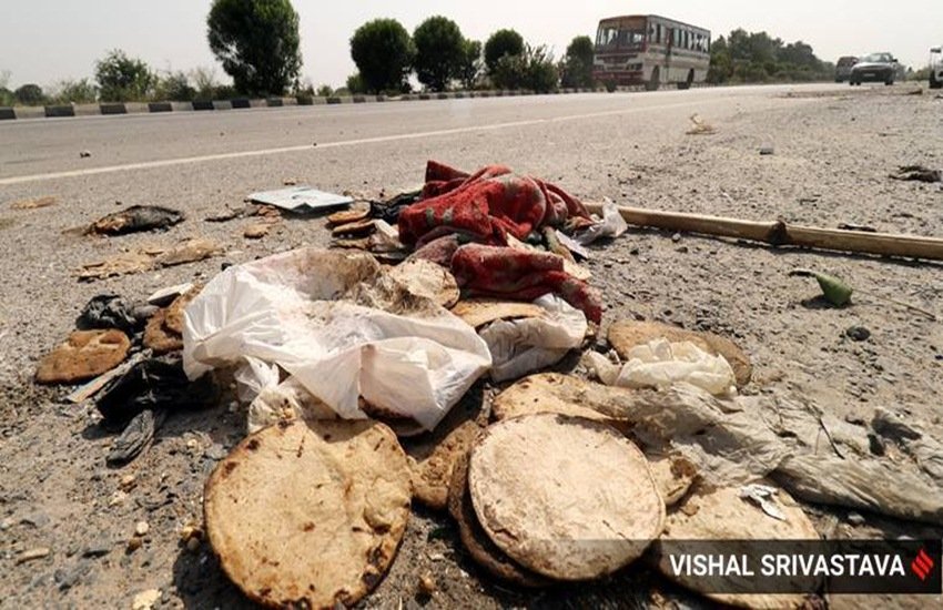 दिल्ली-यूपी बार्डर पर रोती एक प्रवासी मजदूर। (PTI photo)
