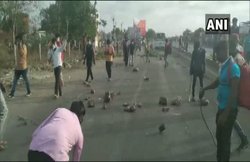 गुजरात: ‘श्रमिक स्पेशल’ रद्द किये जाने पर मजदूरों का बवाल, कई वाहनों में तोड़फोड़; SP, कई पुलिसकर्मी और पत्रकार घायल