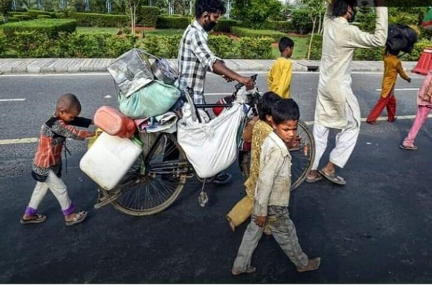 लाजपत नगर के हेमू कलानी सीनियर सेकेंडरी स्कूल के बाहर प्रवासियों पर केमिकल छिड़कते निगम कर्मचारी। (फोटो-स्क्रीनशॉट)