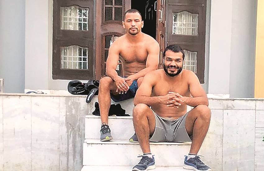 नीरज अपने फार्म हाउस में ओलंपिक का टिकट कटा चुके भारतीय मुक्केबाज विकास कृष्ण के साथ रह रहे हैं। 