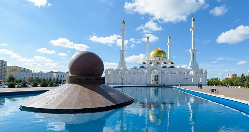 नूर अस्थाना मस्जिद: कजाकिस्तान स्थित नूर अस्थाना मस्जिद मध्य एशिया की सबसे बड़ी मस्जिद है। इसका निर्माण साल 2008 में हुआ था। मस्जिद काफी भव्य और खूबसूरत है। इसके निर्माण में कांच का काफी ज्यादा मात्रा में इस्तेमाल किया गया है जो इसकी खूबसूरती में चार चांद लगाते हैं।