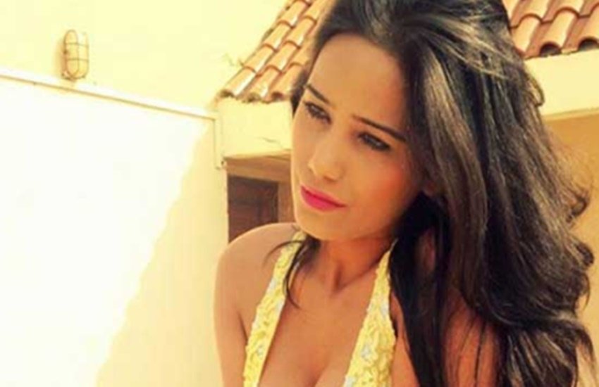 Poonam Pandey, Poonam Pandey Arrested By Mumbai Police, Poonam Pandey Hot Moves, Poonam Pandey Pictures, Poonam Pandey News, Poonam Pandey in Hindi, Poonam Pandey Break Lockdown, Poonam Pandey Drive a Car in Marine Drive in Lockdown, Lockdown, Corona Virus, entertainment news, bollywood news, television news