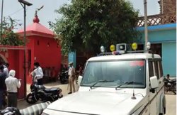 यूपी में मंदिर के पास पुजारी और बेटे की मिली लाश, पालघर में 2 साधुओं को पीट मंदिर में लूटपाट
