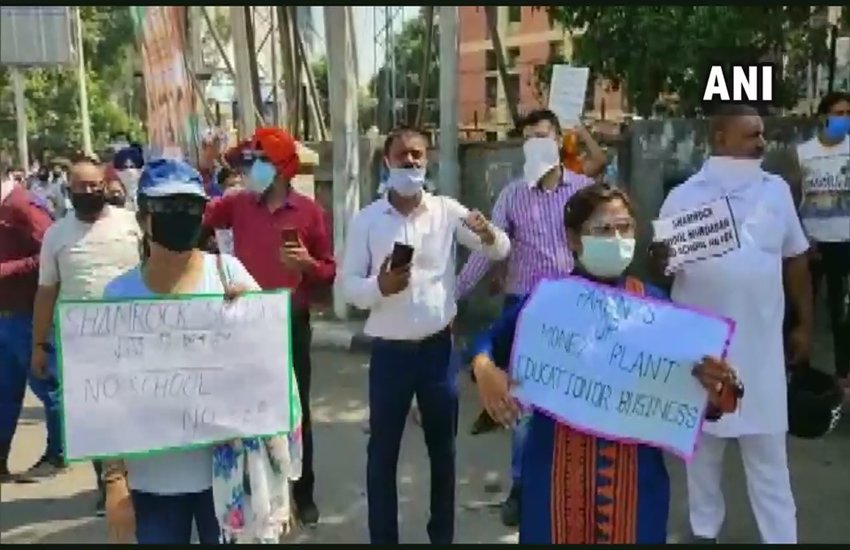 पंजाब के लुधियाना में प्राइवेट स्कूलों की फीस की मांग के खिलाफ सड़कों पर उतरे अभिभावक।