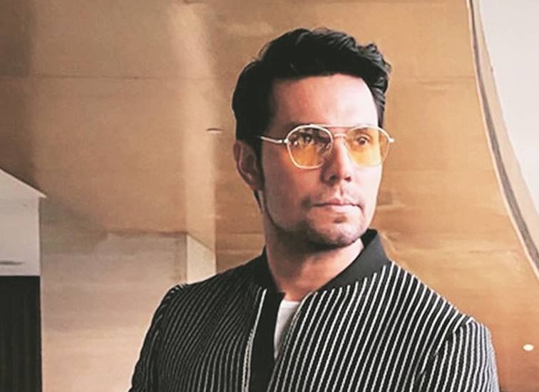 रणदीप हुड्डा ने 28 दिनों में 18 किलो वजन घटाया था। रणदीप के इस ट्रांसफॉर्मेशन की काफी चर्चा हुई थी। रणदीप हुड्डा ने 28 दिनों में 18 किलो वजन घटाया था। रणदीप के इस ट्रांसफॉर्मेशन की काफी चर्चा हुई थी।