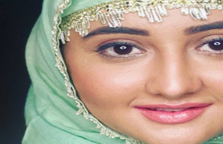 कभी डांस क्लास के लिए नहीं थे 350 रुपये, अब कुछ ऐसी है रश्मि देसाई की जिंदगी