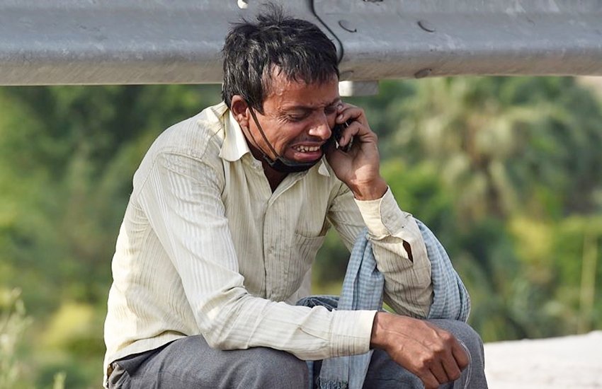 Migrant Crisis: प्रवासी मजदूर राम पुकार पंडित की यह फोटो सोशल मीडिया पर काफी वायरल हुई थी। (फोटो- पीटीआई)