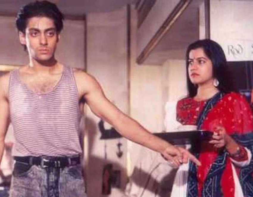 फिल्म के एक सीन में सलमान खान को बचाने के लिए रेनु अपने सीने पर गोली खा लेती हैं। इस सीन के बाद कई सालों तो वह 'सलमान के लिए सीने पर गोली खाने वालीं' एक्ट्रेस के नाम से ही जानी जाती रहीं।