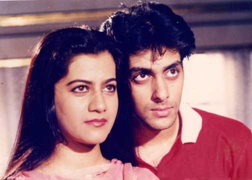 बॉलीवुड में ऐसे कई नाम हैं जो एक वक्त खूब मशहूर हुए लेकिन जब सितारे डूबे तो गुमनामी के अंधेरे में खो गए। 1988 में एक फिल्म आई थी बीवी हो तो ऐसी। ये फिल्म सलमान खान की पहली फिल्म थी। हालांकि फिल्म के लीड रोल में रेखा और फारूक शेख थे। इसी फिल्म में सलमान के अपोजिट एक्ट्रेस थीं रेनु आर्या।