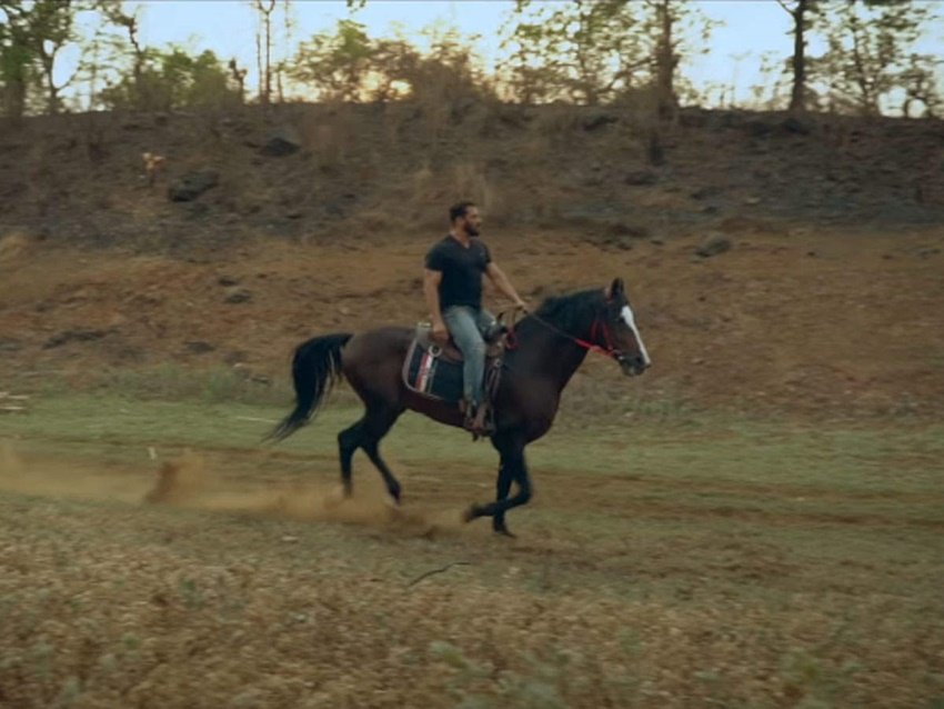 सलमान ने बताया है कि वह अपने फार्महाउस को ज्यादा दिखाना नहीं चाहते थे इसीलिए कुछ लोकेशन पहले ही तय कर लिए गए जहां शूट होना था।