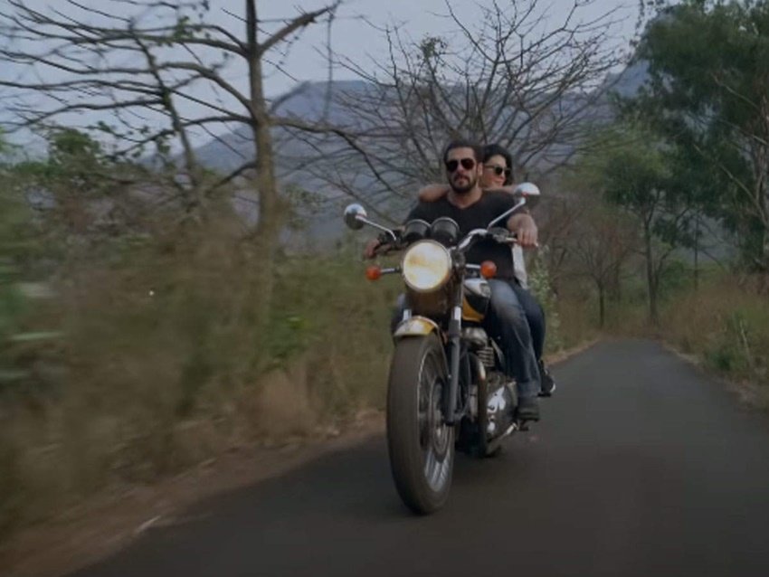 जैकलीन और सलमान ने अपना मेकअप खुद किया क्योंकि वहां कोई मेकअप आर्टिस्ट मौजूद नहीं था।