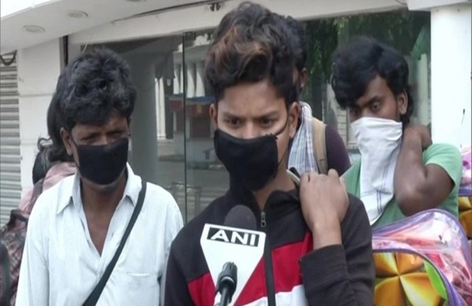 ‘दो दिन से भूखे हैं, पैसा भी नहीं है, मोबाइल न होने से स्पेशल ट्रेन का भी नहीं पता,’ पैदल बिहार जा रहे मजदूरों का छलका दर्द