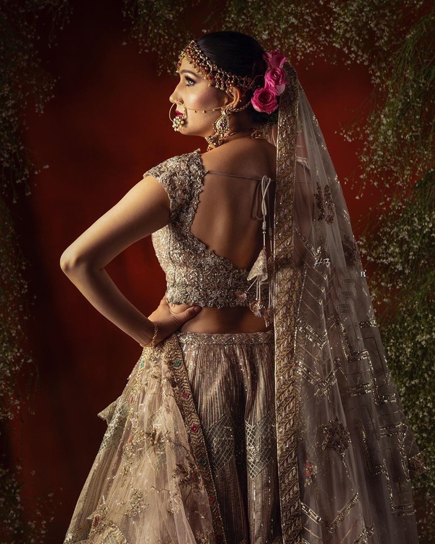 सपना चौधरी की ये तस्वीरें उनके फैंस को भी काफी पसंद आ रही हैं। फैंस दिल खोलकर सपना की तारीफ कर रहे हैं।