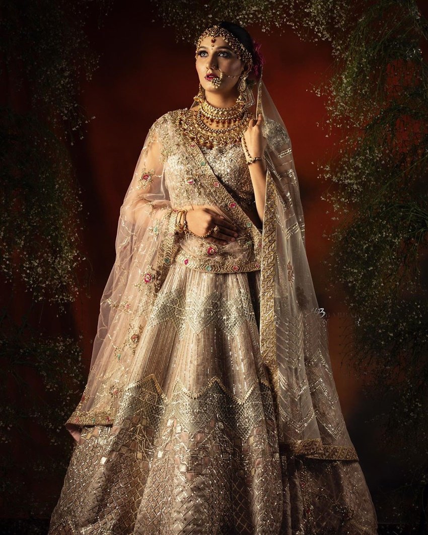 सपना चौधरी ने अपने ब्राइडल लुक वाली तस्वीरों को शेयर करते हुए लिखा, "हर छोटा बदलाव, बड़ी कामयाबी का हिस्सा होता है......!"