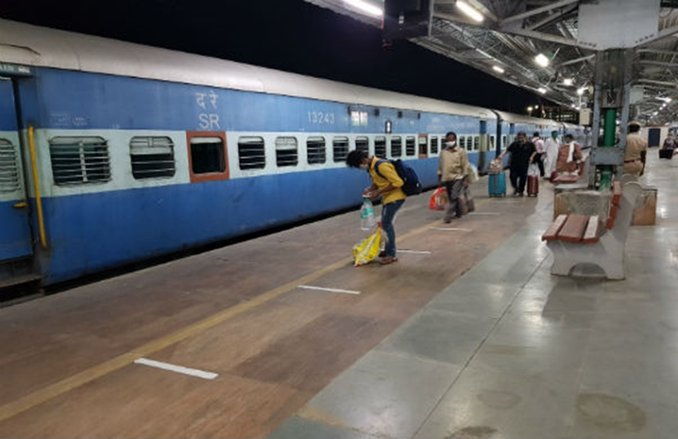 20 सीटों वाली बस में 40 को स्टेशन छोड़ा, ट्रेन में भी तीन की सीट पर छह यात्री, खिड़की से दी सौ ग्राम खिचड़ी तो बोगी में मची लूट