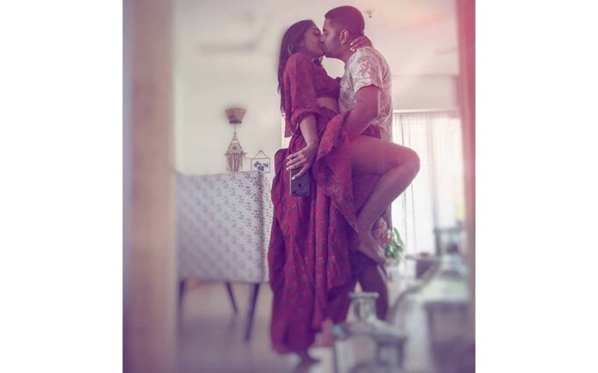 कई टीवी सीरियल्स में काम कर चुकीं श्वेता साल्वे ने हाल ही में अपने पति हरमीत सेठी को किस करते हुए यह तस्वीर इंस्टाग्राम पर शेयर की थी।