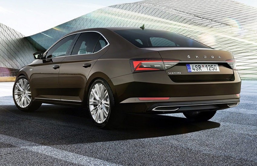 कीमत की बात करें तो Skoda Superb फेसलिफ्ट की कीमत वर्तमान मॉडल के मुकाबले ज्यादा होगी। 