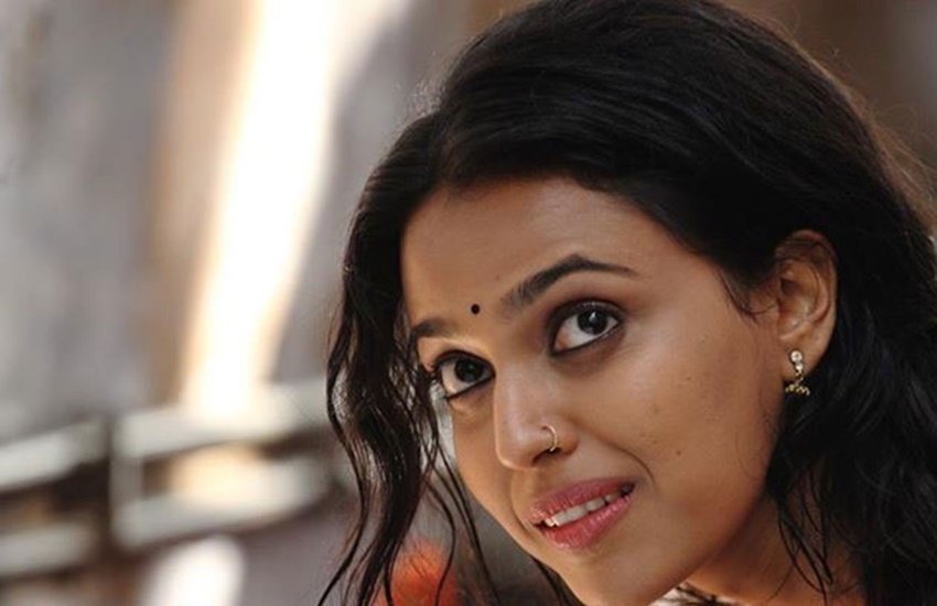 ट्विटर पर स्वरा भास्कर को ट्रोल कर रहे थे अशोक पंडित। 