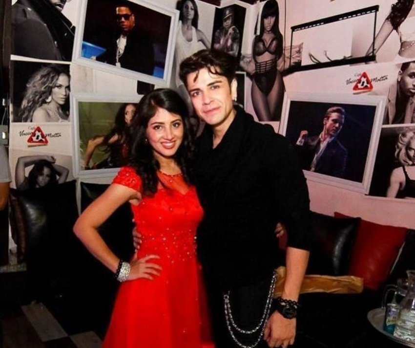 Piyush Sachdev - Akangsha Rawat: टीवी शो 'बेहद' में समय का किरदार निभाने वाले पियूष सचदेव ने 'सोलह श्रंंगार' एक्ट्रेस आकांग्शा से शादी की थी। हालांकि शादी के कुछ समय बाद ही दोनों अलग हो गए। दोनों ने अभी तक तलाक तो नहीं लिया है लेकिन अब एक दूसरे से अलग रहते हैं।