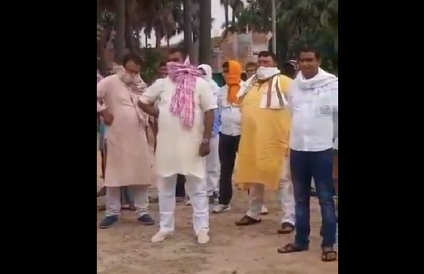 शेखपुरा के विधायक रणधीर कुमार सोनी चांदी गांव में क्वांरटीन सेंटर में रह रहे प्रवासी मजदूरों का हाल जानने पहुंचे। (video screenshot)