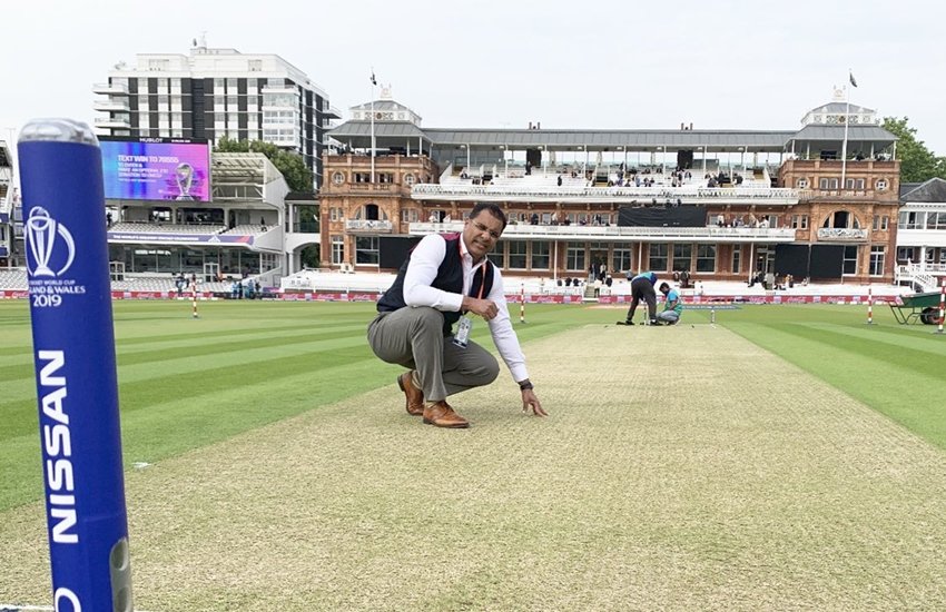 Waqar Younis and 850 Waqar Younis and 850