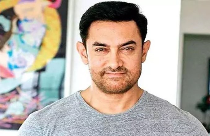 क्या राशन के पैकेट में पैसा डालकर गरीबों को बांट रहे हैं आमिर खान? सामने आई सच्चाई