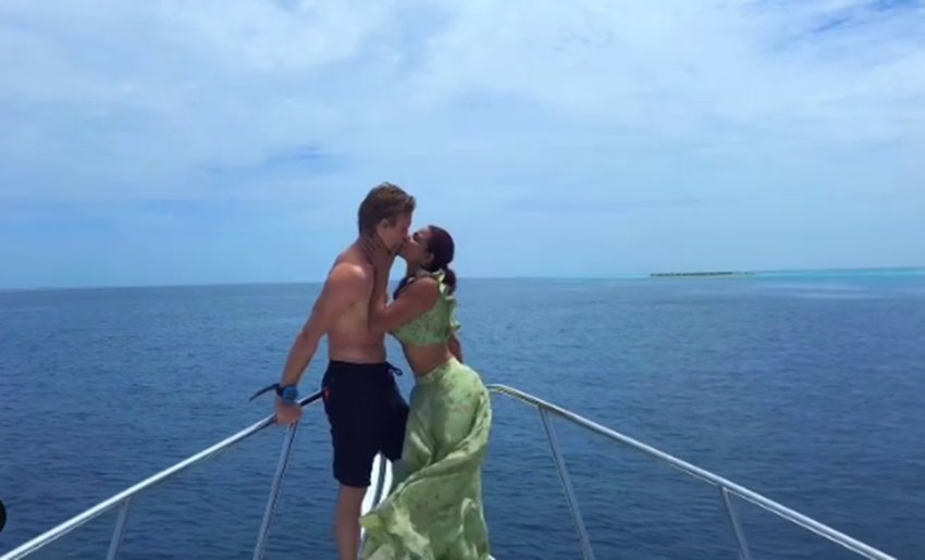 पति ब्रेंट गोबल के साथ टीवी एक्ट्रेस आशका गोराडिया की यह तस्वीर उनके मालदीव वैकेशन्स की हैं।