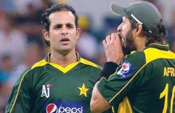 भारत के खिलाफ जहर उगलने वाले शाहिद अफरीदी का पुराना वीडियो वायरल, 10 साल पहले गेंद को चबाते पकड़े गए थे