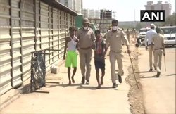 गुजरातः घर जाने की मांग पर अड़े मजदूरों-पुलिस में झड़प! प्रवासियों ने बरसाए पत्थर, गाड़ियों में की तोड़फोड़