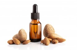 सफेद बालों के लिए बादाम का तेल है फायदेमंद, जानिए इस्तेमाल करने का तरीका