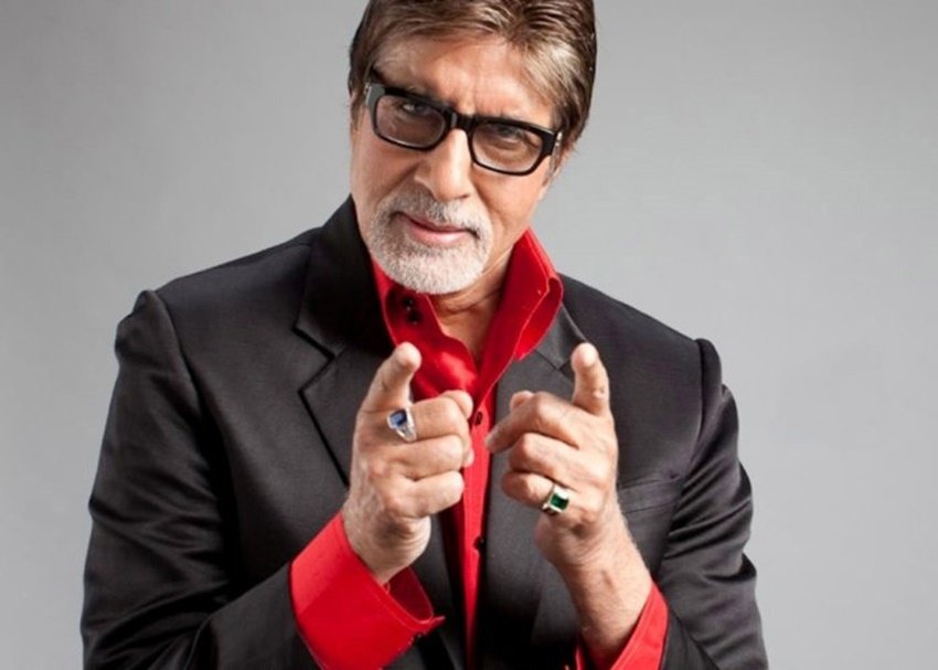 अमिताभ बच्चन अपने हाथ में नीलम पहनते हैं।