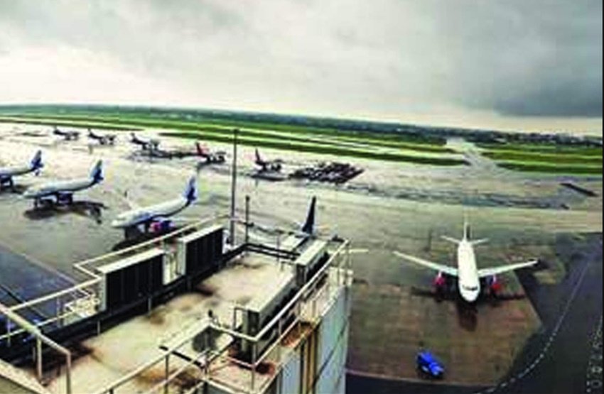 सोशल मीडिया में इस तूफान से जुड़ी कुछ तस्वीरें औप वीडियोज ने लोगों के होश उड़ा दिए हैं। ऐसा ही एख वीडियो दिखा जिसमें अम्फान के कारण कोलकाता एयरपोर्ट पर खड़े 40-40 टन के जहाज भी थरथराते दिखे।